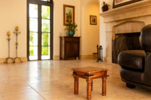 Nervy round leg  design stool